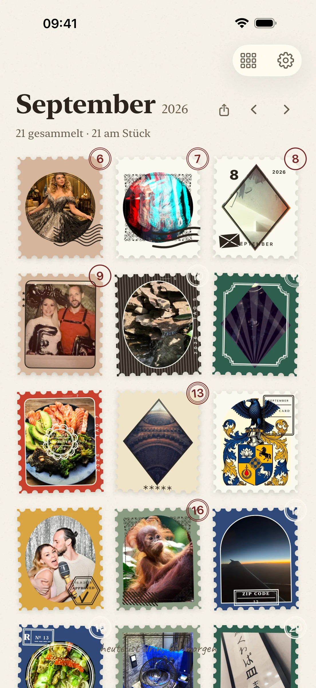 Das Monatsalbum von scrapeaday im September: echte Foto-Schnipsel in verschiedenen Briefmarken-Designs.